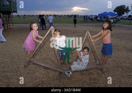 07 luglio 2007 - Roswell, New Mexico, USA - i bambini giocano su un apparato a tema alieno prima dello spettacolo pirotecnico Fouth di luglio presso l'area ricreativa cielo grande mercoledì 4 luglio 2007 a Roswell, New Mexico. ..2007 segna il 60 ° anniversario dell'incidente di Roswell, la presunta scoperta di un disco volante schiantato 30 miglia a nord del centro di Roswell da parte del rancher W.W. ''Mac'' Brazel e il presunto ''insabbiamento''' dell'esercito degli Stati Uniti, che ha ufficialmente etichettato i resti nel sito dell'incidente ''un pallone meteorologico top secret''. Il Roswell UFO Festival, con elementi che attraggono il tour Foto Stock