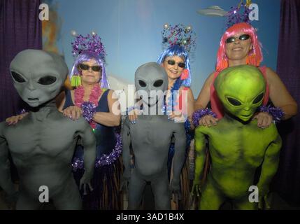 07 luglio 2007 - Roswell, New Mexico, Stati Uniti - da sinistra a destra, Mary Hart, Emma Arzola e Marla Higginbotham posano con i loro amici alieni al tredicesimo Festival annuale Roswell UFO di giovedì 5 luglio 2007 a Roswell, New Mexico. ..2007 segna il 60 ° anniversario dell'incidente di Roswell, la presunta scoperta di un disco volante schiantato 30 miglia a nord del centro di Roswell da parte del rancher W.W. ''Mac'' Brazel e il presunto ''insabbiamento''' dell'esercito degli Stati Uniti, che ha ufficialmente etichettato i resti nel sito dell'incidente ''un pallone meteorologico top secret''. ..il festival Roswell, con elementi che fanno appello al to Foto Stock