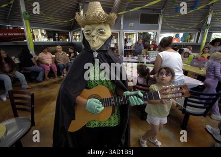 07 luglio 2007 - Roswell, New Mexico, USA - la chitarrista aliena Jennifer Gerstner, 11 , si sintonizza prima dell'inizio del concorso di costumi per bambini al ristorante McDonald's giovedì 5 luglio 2007 a Roswell, New Mexcio. ..2007 segna il 60 ° anniversario dell'incidente di Roswell, la presunta scoperta di un disco volante schiantato 30 miglia a nord del centro di Roswell da parte del rancher W.W. ''Mac'' Brazel e il presunto ''insabbiamento''' dell'esercito degli Stati Uniti, che ha ufficialmente etichettato i resti nel sito dell'incidente ''un pallone meteorologico top secret''. ..il festival Roswell, con una serie di elementi che attraggono Foto Stock