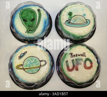 07 luglio 2007 - Roswell, New Mexico, USA - torte a tema alieno in vendita al Roswell Convention and Civic Center, parte del Festival UFO venerdì 6 luglio 2007 a Roswell, New Mexico. ..2007 segna il 60 ° anniversario dell'incidente di Roswell, la presunta scoperta di un disco volante schiantato 30 miglia a nord del centro di Roswell da parte del rancher W.W. ''Mac'' Brazel e il presunto ''insabbiamento''' dell'esercito degli Stati Uniti, che ha ufficialmente etichettato i resti nel sito dell'incidente ''un pallone meteorologico top secret''. Il festival Roswell, con una serie di elementi che attraggono il turista e il vero beli Foto Stock