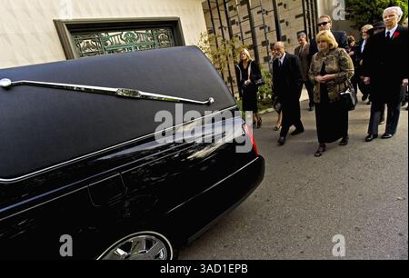 18 dicembre 2008 - Los Angeles, California, Stati Uniti - i pirati seguono il focolare fino al luogo di sepoltura presso il funerale privato tenuto per la leggendaria modella pinup Bettie Page presso il Pierce Brothers Westwood Village Memorial Park and Mortuary a Los Angeles, CALIFORNIA, martedì 16 dicembre 2008. Page, che morì all'età di 85 anni a Los Angeles l'11 dicembre dopo aver subito un attacco di cuore otto giorni prima, fu una stella rivoluzionaria nel mondo della pinup e delle riviste maschili negli anni '1950 Il suo aspetto sudico e caratteristico di bande nere corvino, tacchi e vestiti leggermente cattivi è diventato lo standard d'oro ampiamente emulato in p Foto Stock