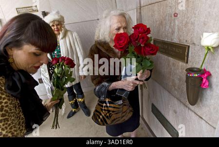 18 dicembre 2008 - Los Angeles, California, Stati Uniti - i lori si riuniscono al funerale privato per la leggendaria modella pinup Bettie Page presso il Pierce Brothers Westwood Village Memorial Park and Mortuary a Los Angeles, CALIFORNIA, martedì 16 dicembre 2008. Page, che morì all'età di 85 anni a Los Angeles l'11 dicembre dopo aver subito un attacco di cuore otto giorni prima, fu una stella rivoluzionaria nel mondo della pinup e delle riviste maschili negli anni '1950 Il suo aspetto ironico e caratteristico di bande nere corvino, tacchi e vestiti leggermente cattivi è diventato il Gold standard ampiamente emulato nella fotografia pinup. Quello lo Foto Stock