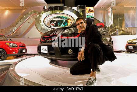 20 novembre 2008 - Los Angeles, California, USA - Thomas Kearns, Chief Designer of the Kia Soul, posa per i media durante la stampa al Los Angeles Auto Show 2008 di Los Angeles, CALIFORNIA, giovedì 20 novembre 2008. L'evento di 10 giorni al Los Angeles Convention Center di quest'anno presenta circa 40 debutti nordamericani e mondiali di vetture di produzione e concept car dotate di nuove tecnologie di carburante, tra cui diesel pulito, elettrico, gas naturale e idrogeno. Mentre le vendite di automobili asiatiche ed europee hanno visto una flessione durante questo rallentamento economico mondiale, sono i "tre grandi" di Detroit, il generale Mo Foto Stock