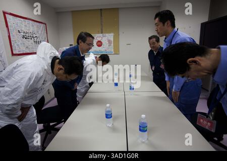 12 novembre 2011 - Tokyo, Giappone - il Ministro dell'ambiente giapponese, Goshi Hosono, al centro di destra, saluta i funzionari della Tokyo Electric Power Co., a sinistra, il centro operativo di emergenza della centrale nucleare di Fukushima dai-ichi in crisi a Okuma, Giappone sabato 12 novembre 2011. I media permisero per la prima volta di entrare nella centrale nucleare giapponese danneggiata dallo tsunami sabato vide una scena di devastazione impressionante: Veicoli contorti e rovesciati, edifici di reattori in rovina e mucchi di macerie praticamente intatti da quando l'onda colpì più di otto mesi fa. (Immagine di credito: © David Guttenfelder-P Foto Stock