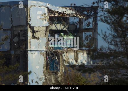 12 novembre 2011 - Tokyo, Giappone - la centrale nucleare di Fukushima dai-ichi, in crisi, è visibile attraverso una finestra di autobus a Okuma, Giappone sabato 12 novembre 2011. I media permisero per la prima volta di entrare nella centrale nucleare giapponese danneggiata dallo tsunami sabato vide una scena di devastazione impressionante: Veicoli contorti e rovesciati, edifici di reattori in rovina e mucchi di macerie praticamente intatti da quando l'onda colpì più di otto mesi fa. (Immagine di credito: © David Guttenfelder-Pool/Jana Press/ZUMAPRESS.com) Foto Stock
