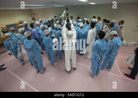 12 novembre 2011 - Tokyo, Giappone - membri dei media che indossano tute protettive, intervistano il ministro dell'ambiente giapponese, Goshi Hosono, e capo della centrale nucleare dai-ichi, Masao Yoshida, all'interno del centro operativo di emergenza presso la paralizzata centrale nucleare di Fukushima dai-ichi a Okuma, Giappone sabato 12 novembre 2011. I media permisero per la prima volta di entrare nella centrale nucleare giapponese danneggiata dallo tsunami sabato vide una scena di devastazione: Veicoli contorti e rovesciati, edifici di reattori sbriciolati e mucchi di macerie praticamente intatti da quando l'onda ha colpito più di otto metri Foto Stock