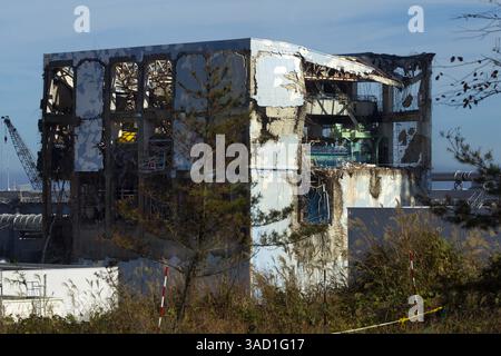 12 novembre 2011 - Tokyo, Giappone - la centrale nucleare di Fukushima dai-ichi, in crisi, è visibile attraverso una finestra di autobus a Okuma, Giappone sabato 12 novembre 2011. I media permisero per la prima volta di entrare nella centrale nucleare giapponese danneggiata dallo tsunami sabato vide una scena di devastazione impressionante: Veicoli contorti e rovesciati, edifici di reattori in rovina e mucchi di macerie praticamente intatti da quando l'onda colpì più di otto mesi fa. (Immagine di credito: © David Guttenfelder-Pool/Jana Press/ZUMAPRESS.com) Foto Stock