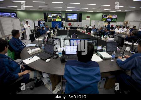 12 novembre 2011 - Tokyo, Giappone - Tokyo Electric Power Co. I dipendenti lavorano all'interno del centro operativo di emergenza della centrale nucleare di Fukushima dai-ichi in crisi a Okuma, Giappone sabato 12 novembre 2011. I media permisero per la prima volta di entrare nella centrale nucleare giapponese danneggiata dallo tsunami sabato vide una scena di devastazione impressionante: Veicoli contorti e rovesciati, edifici di reattori in rovina e mucchi di macerie praticamente intatti da quando l'onda colpì più di otto mesi fa. (Immagine di credito: © David Guttenfelder-Pool/Jana Press/ZUMAPRESS.com) Foto Stock