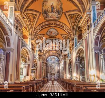 L'interno della chiesa di Sant'Ignazio con affreschi sulle pareti e sulla volta, l'altare maggiore sullo sfondo, Gorizia, Friuli Venezia Giulia, Italia Foto Stock
