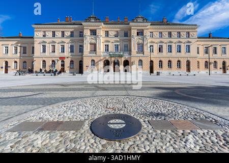 Stazione ferroviaria di Nova Gorica nella trg Evrope a Nova Gorica, Slovenia, accessibile anche dalla città di Gorizia, Italia. Foto Stock
