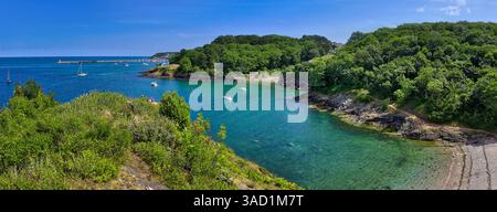 Gran Bretagna, Devon, Fishcombe Cove con Brixham Breakwater Lighthouse sullo sfondo (immagine HDR) Foto Stock