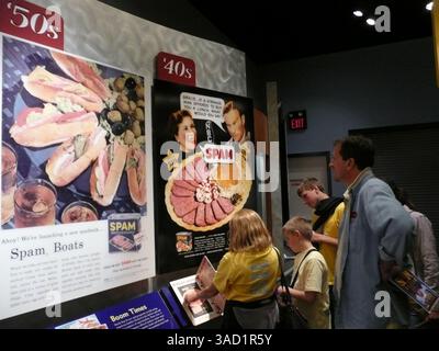 18 ottobre 2011 - Austin, MS, USA - Una famiglia dell'Illinois occidentale percorre la storia dello Spam allo Spam Museum di Austin, Minnesota. (Immagine di credito: © Josh Noel/Chicago Tribune/MCT/ZUMAPRESS.com) Foto Stock