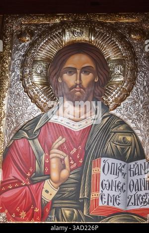Cipro, Paphos, Troodos Mountains, Kykkos Monastry, Vista interna del negozio di souvenir icona d'argento raffigurante Gesù Cristo Foto Stock