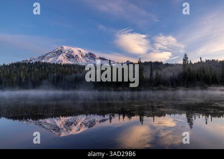Mount Rainier nel lago Reflection nel Mount Rainier National Park, Washington State, USA Foto Stock