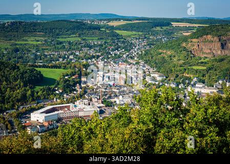 Gauskopf panorama di Kirn, una città di medie dimensioni sul Nahe, panorama della città dalle rovine del Castello di Kyrburg, vista fino al Hunsrück, il Lützelsoon, interessante anche le rocce di quarzite sullo sfondo, chiamate "Dolomiti di Kirn", che colpisce anche l'enorme cava intorno alla quale il centro abita Foto Stock