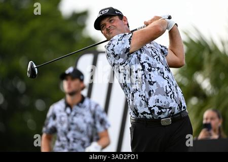 Doral, Stati Uniti. 4 aprile 2025. Patrick Reed dei 4Aces GC tee off durante il giorno 1 del LIV Golf Invitational 2025 - Miami al Trump National Golf Course il 4 aprile 2025 a Doral, Florida. (Foto di JC Ruiz/Sipa USA) credito: SIPA USA/Alamy Live News Foto Stock