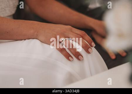 Matrimonio, coppia nuziale nell'ufficio del registro, tenersi per mano, primo piano, dettaglio Foto Stock