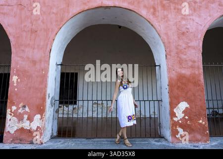 Un giovane viaggiatore straordinario esplora Telchec, le vivaci strade del Messico, crogiolandosi in un'architettura colorata e paesaggi mozzafiato, catturando un'esperienza memorabile Foto Stock