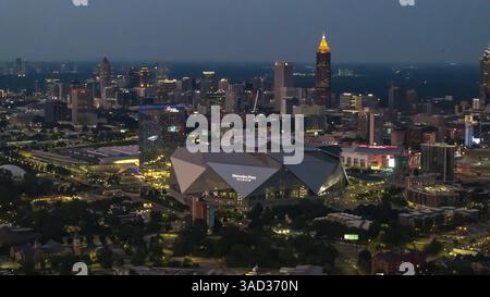 Le vedute aeree di Atlanta mostrano un vivace paesaggio urbano con eleganti grattacieli, lussureggianti spazi verdi e monumenti iconici come il Mercedes-Benz Stadium. Alto Foto Stock