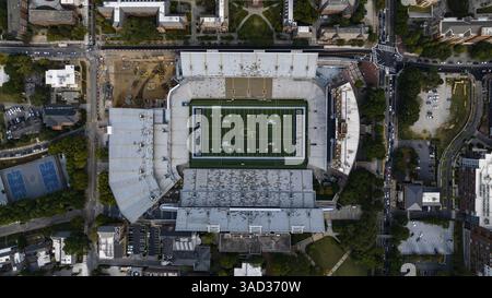 Una vista aerea dello stadio Bobby Dodd all'Hyundai Field mostra un vibrante stadio di calcio annidato nel cuore di Atlanta, circondato da strutture urbane Foto Stock