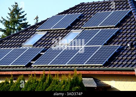 Impianto fotovoltaico sul tetto di una casa ad Amburgo, Germania Foto Stock