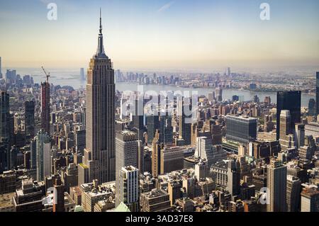 Vista aerea dell'Empire State Building e del paesaggio urbano di New York, Stati Uniti Foto Stock