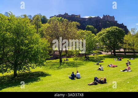 Vista del castello di Edimburgo dai Giardini di Princes Street in primavera. Edimburgo, Scozia, Regno Unito, Europa. Foto Stock