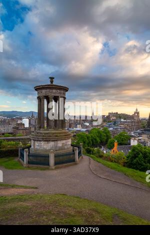 Vista del tramonto in primavera del centro di Edimburgo da Calton Hill. Edimburgo, Scozia, Regno Unito, Europa. Foto Stock