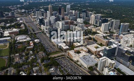 Le vedute aeree di Atlanta mostrano un vivace paesaggio urbano con eleganti grattacieli, lussureggianti spazi verdi e monumenti iconici come il Mercedes-Benz Stadium. Alto Foto Stock