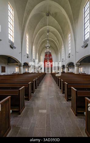 Helsinki, la chiesa di Mikael agricola prende il nome dal vescovo Mikael agricola (XVI secolo). È stato progettato in stile tardo funzionalista da Lars Sonck e completato nel 1935. Si trova nel quartiere Punavuori e può ospitare 850 persone. L'interno ha una vista sulla nicchia dell'altare e su alti lampadari in ottone disposti su tre livelli. Foto Stock