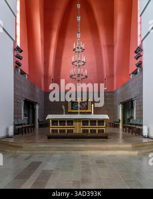 Helsinki, la chiesa di Mikael agricola prende il nome dal vescovo Mikael agricola (XVI secolo). È stato progettato in stile tardo funzionalista da Lars Sonck e completato nel 1935. Si trova nel quartiere Punavuori e può ospitare 850 persone. L'interno ha una vista sulla nicchia dell'altare e su alti lampadari in ottone disposti su tre livelli. Foto Stock