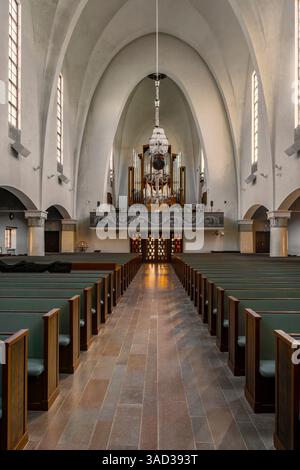 Helsinki, la chiesa di Mikael agricola prende il nome dal vescovo Mikael agricola (XVI secolo). È stato progettato in stile tardo funzionalista da Lars Sonck e completato nel 1935. Si trova nel quartiere Punavuori e può ospitare 850 persone. Interno con vista sull'organo. Foto Stock