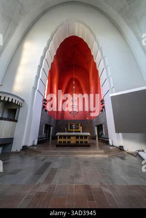 Helsinki, la chiesa di Mikael agricola prende il nome dal vescovo Mikael agricola (XVI secolo). È stato progettato in stile tardo funzionalista da Lars Sonck e completato nel 1935. Si trova nel quartiere Punavuori e può ospitare 850 persone. L'interno ha una vista sulla nicchia dell'altare e su alti lampadari in ottone disposti su tre livelli. Foto Stock