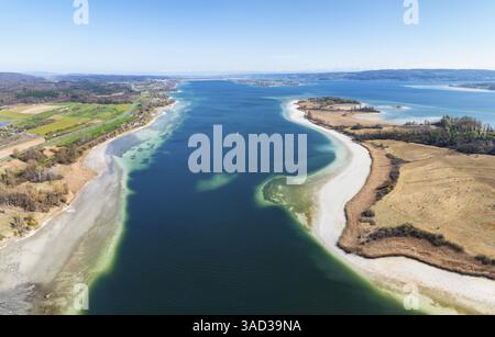 Veduta aerea, panorama del Markelfinger Winkel nella parte occidentale del lago di Costanza, a destra la penisola di Mettnau, a sinistra la riva del lago Constanc Foto Stock