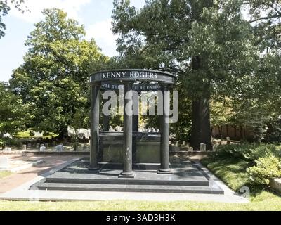 Il luogo di sepoltura di Kenny Rogers nell'Oakland Cemetery di Atlanta rende omaggio al leggendario cantante, rinomato per i suoi successi crossover e la Country Music Hall of Fame in Foto Stock