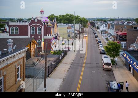 New York, USA - 26 maggio 2024: Downtown Street con case residenziali a Brooklyn Foto Stock