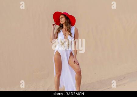 Il modello grazioso abbraccia la bellezza della natura tra le dune di sabbia, incarnando l'eleganza sullo sfondo di un vasto e naturale splendore, Jacumba, Stati Uniti Foto Stock