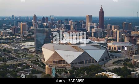 Le vedute aeree di Atlanta mostrano un vivace paesaggio urbano con eleganti grattacieli, lussureggianti spazi verdi e monumenti iconici come il Mercedes-Benz Stadium. Alto Foto Stock