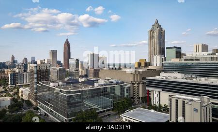 Le vedute aeree di Atlanta mostrano un vivace paesaggio urbano con eleganti grattacieli, lussureggianti spazi verdi e monumenti iconici come il Mercedes-Benz Stadium. Alto Foto Stock