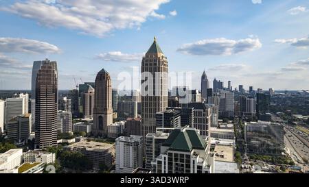 Le vedute aeree di Atlanta mostrano un vivace paesaggio urbano con eleganti grattacieli, lussureggianti spazi verdi e monumenti iconici come il Mercedes-Benz Stadium. Alto Foto Stock