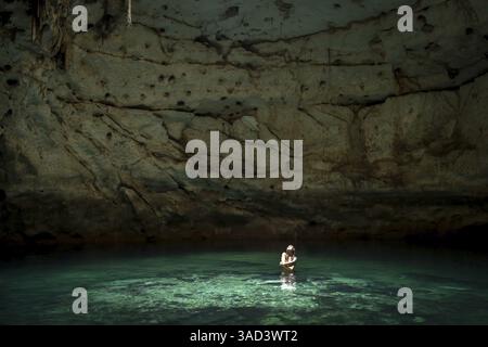 Le splendide acque dei cenote di Hool Kosom, Yucatan, Messico, Humun, Messico, America centrale Foto Stock