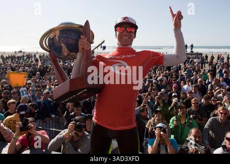 07 novembre 2011 - San Francisco, California, Stati Uniti - GABRIEL MEDINA, 17 anni, del Brasile vince il suo secondo evento ASP World Tour sconfiggendo J. Parkinson (AUS) al Rip Curl Pro Search di San Francisco . Medina, che si è conclusa recentemente incoronata campione del mondo ASP K. Slater nei quarti di finale di oggi, ha continuato ad affermare il suo dominio su Parkinson in finale, aprendo con un punteggio 7,50 e quasi perfetto 9,00 per vincere la Heat 16,50 a 10,90 (su 20.00). (Immagine di credito: © Kelly Cestari/ASP-covered Images/ZUMAPRESS.com) Foto Stock