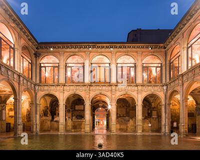 Italia, Bologna, portici, atmosfera serale all'ora blu Foto Stock
