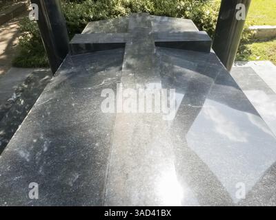 Il luogo di sepoltura di Kenny Rogers nell'Oakland Cemetery di Atlanta rende omaggio al leggendario cantante, rinomato per i suoi successi crossover e la Country Music Hall of Fame in Foto Stock