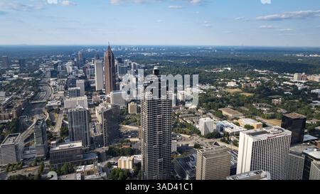 Le vedute aeree di Atlanta mostrano un vivace paesaggio urbano con eleganti grattacieli, lussureggianti spazi verdi e monumenti iconici come il Mercedes-Benz Stadium. Alto Foto Stock