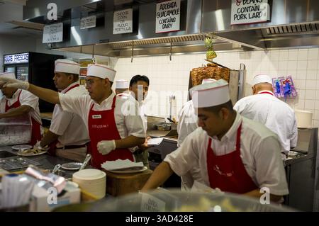 New York, USA - 21 maggio 2024: Chef all'interno di una cucina di un ristorante a New York, Stati Uniti Foto Stock