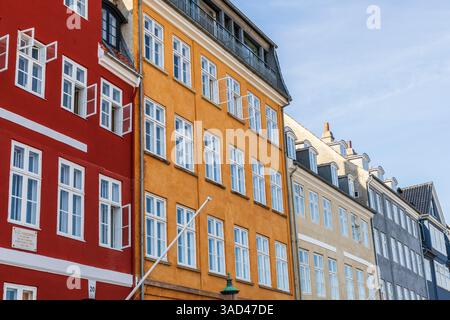 La famosa zona di Nyhavn nella parte storica della città di Copenaghen, Danimarca Foto Stock