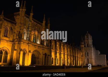 Lisbona, Portogallo 4 marzo 2025 Monastero di Prac do Império e Jerónimos in Piazza dell'Impero Belem di notte Foto Stock