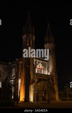 Lisbona, Portogallo 4 marzo 2025 Monastero di Prac do Império e Jerónimos in Piazza dell'Impero Belem di notte Foto Stock