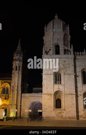 Lisbona, Portogallo 4 marzo 2025 Monastero di Prac do Império e Jerónimos in Piazza dell'Impero Belem di notte Foto Stock
